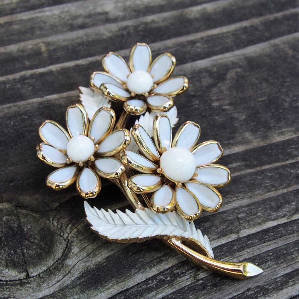 1949 Trifari Woodland Fantasies Milk Glass Brooch - Picture 3 of 7